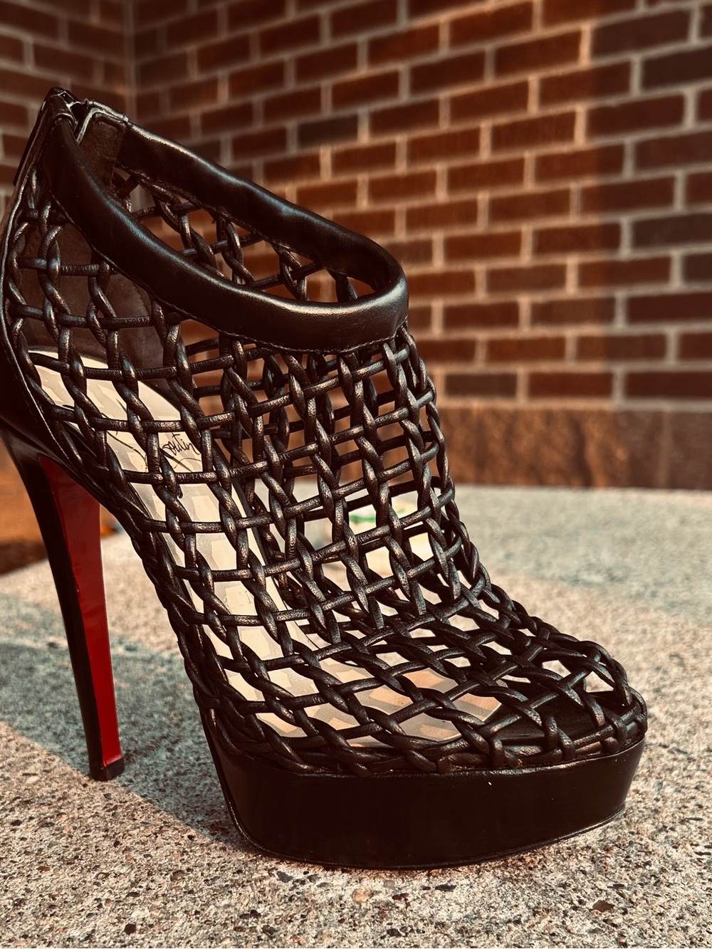“RED BOTTOMS”. Christian Louboutin. Black woven cage peep toe heels - Picture 4 of 8